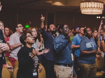 Temor a destacarse como cristiano crece y afecta evangelismo