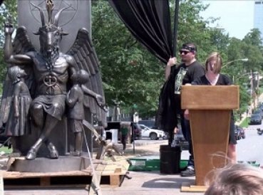 “Vemos a Satanás como un héroe”, dicen satanistas al manipular pesebre