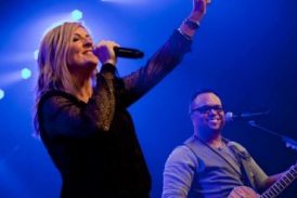 Zschech ex Hillson: “La iglesia está atrapada en humo y luces”