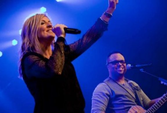 Zschech ex Hillson: “La iglesia está atrapada en humo y luces”