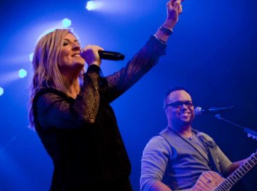 Zschech ex Hillson: “La iglesia está atrapada en humo y luces”