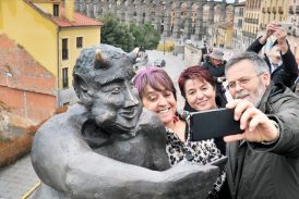 Estatua de demonio tomándose un selfie irrita a cristianos