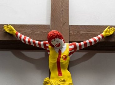 Museo expone a Ronald McDonald crucificado provocando protestas