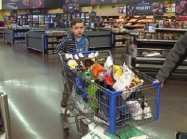 Niño de 9 años vacía todos sus ahorros y los dona a un refugio para indigentes