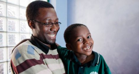 Niño sobrevive a sacrificio en ritual de brujería en Uganda