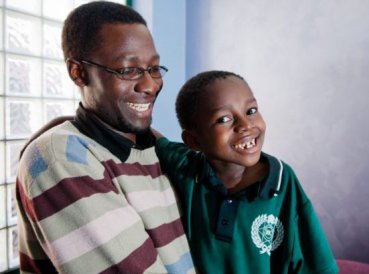 Niño sobrevive a sacrificio en ritual de brujería en Uganda