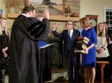 Nuevo gobernador toma posesión de su cargo usando 9 biblias familiares