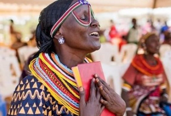 Tribu de Kenia recibe con alegría Nuevo Testamento traducido en su idioma