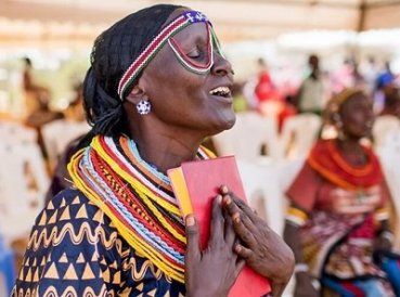 Tribu de Kenia recibe con alegría Nuevo Testamento traducido en su idioma