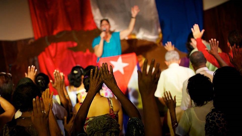 Gobierno cubano amenaza a pastor por predicar contra nueva Constitución