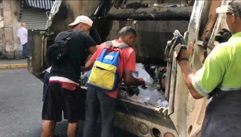 Maduro deporta a periodistas que filmaron venezolanos comiendo basura