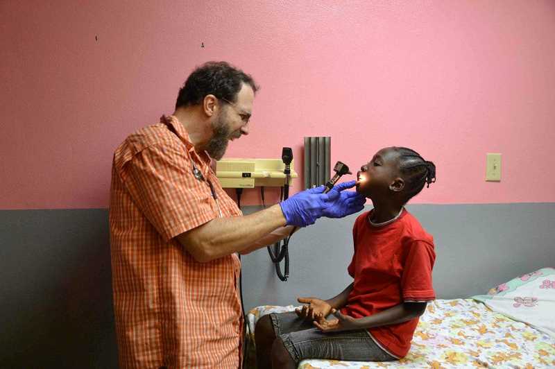 Médico cristiano recibe premio por salvar vidas en África