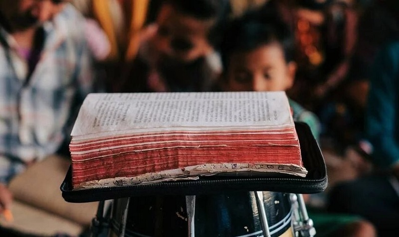 Sordo vuelve a escuchar y consigue leer la Biblia milagrosamente