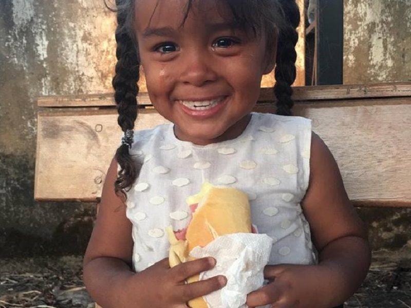 Venezolanos lloran al recibir comida de misioneros en Roraima