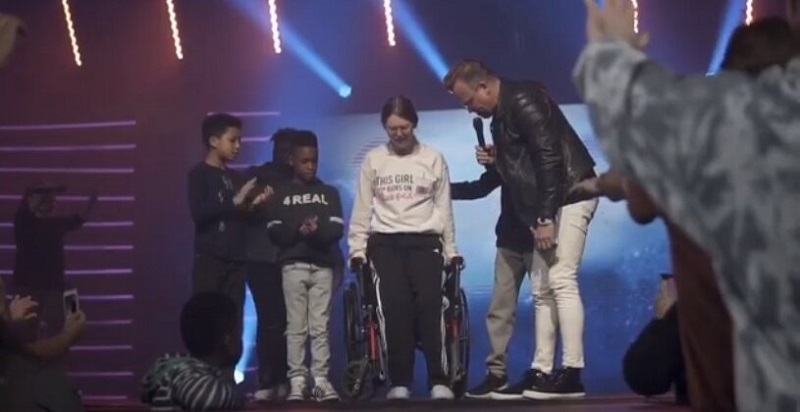 Viral video de una joven levantándose de una silla de ruedas tras oración