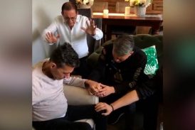 Cash Luna ora por Julio Melgar y su familia en una transmisión en vivo