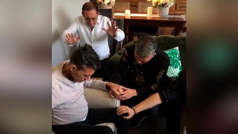 Cash Luna ora por Julio Melgar y su familia en una transmisión en vivo
