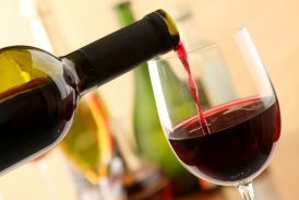 Informe revela qué porcentaje de católicos, protestantes y evangélicos consumen alcohol
