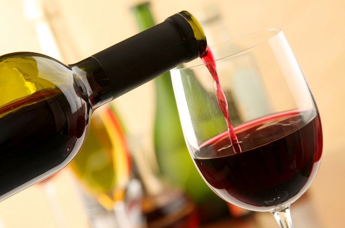Informe revela qué porcentaje de católicos, protestantes y evangélicos consumen alcohol
