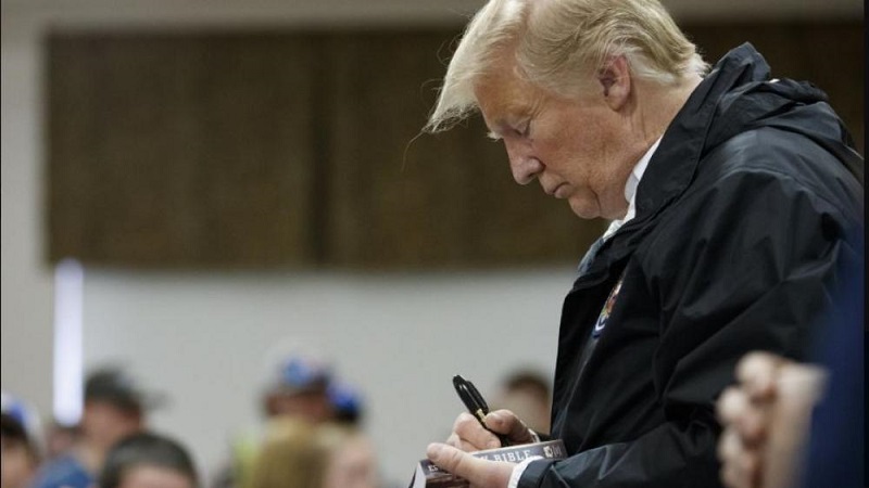 Líderes religiosos critican a Donald Trump por firmar biblias